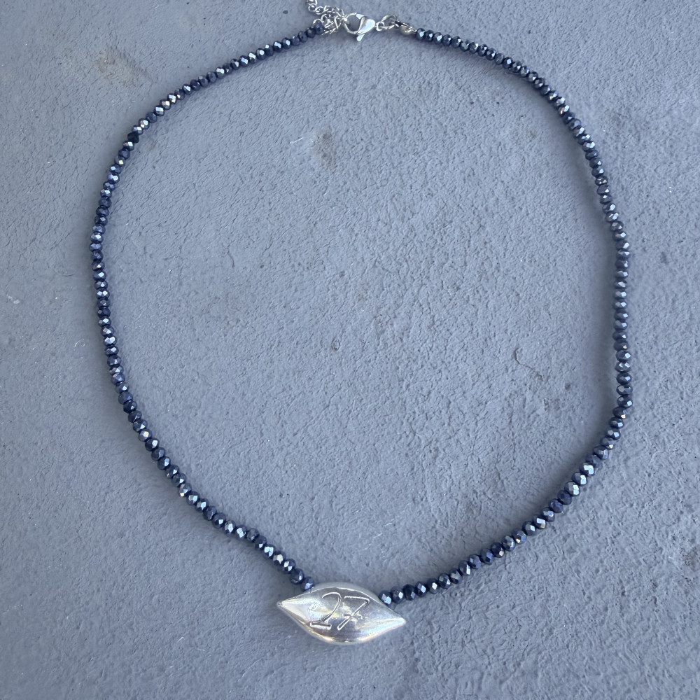 Midnight Eye 27 κολιέ γούρι 2027 με blue-black κρυσταλλάκια και επαργυρωμένο μάτι διπλής όψης