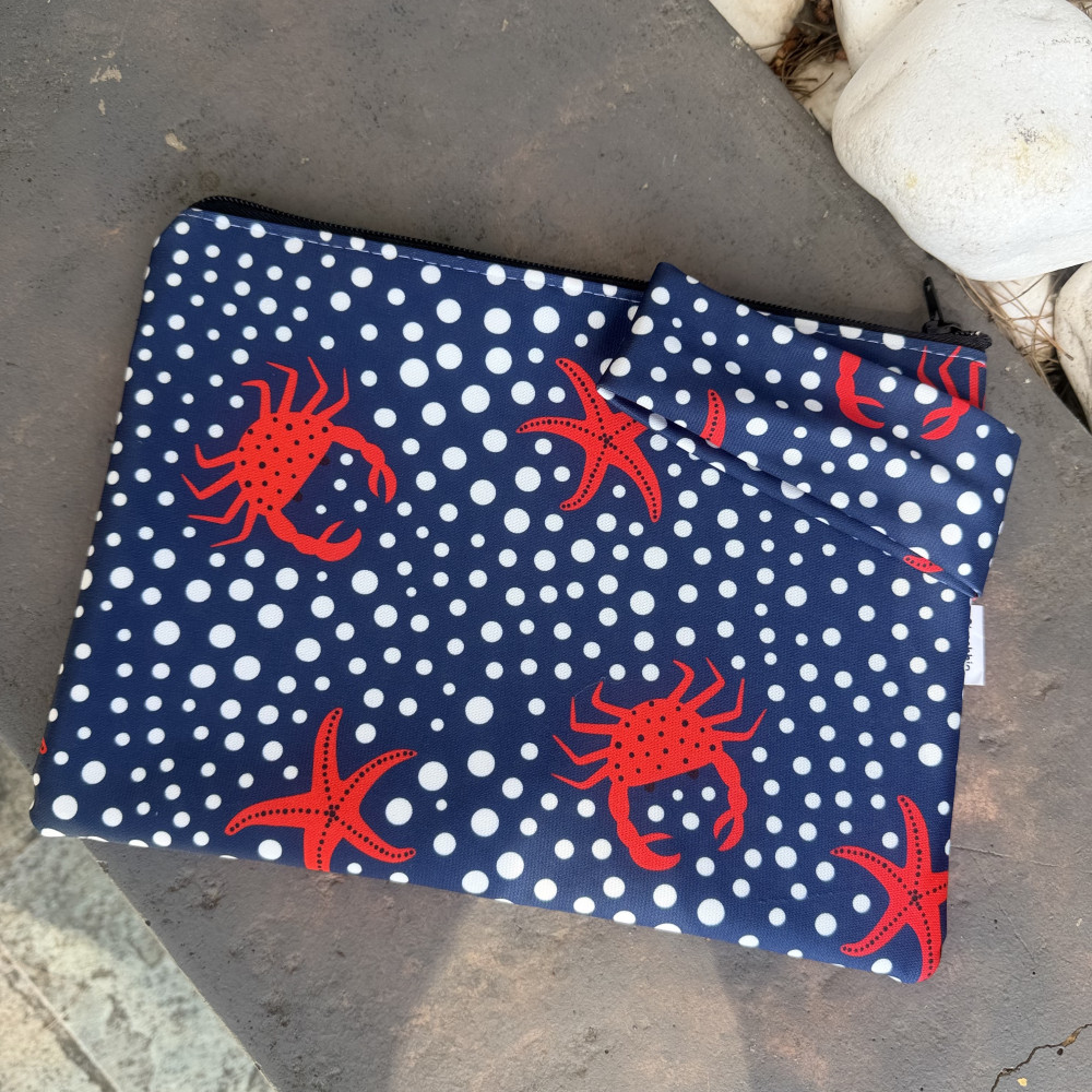 navy pouch με καβουράκια και αστερίες 