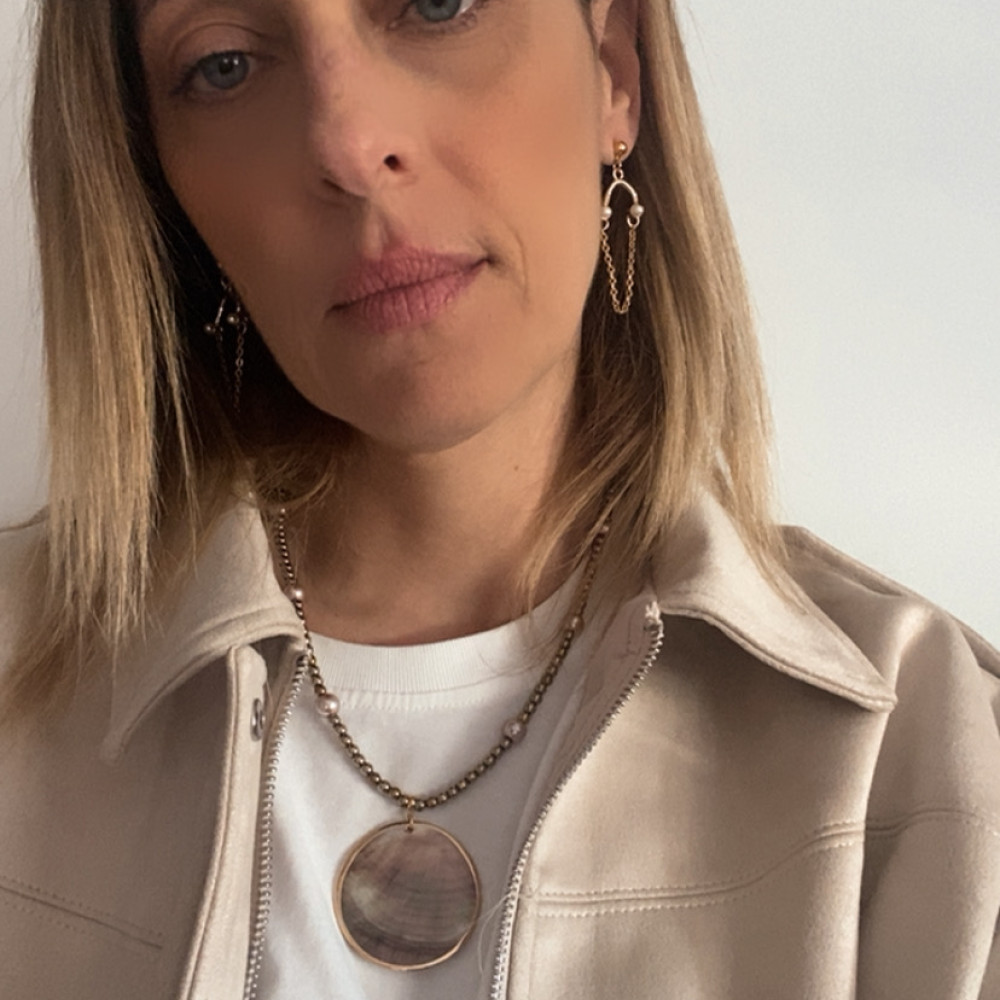 σκουλαρίκια golden pearl flow με πέρλες και χρυσές λεπτομέρειες