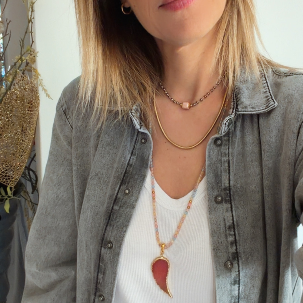 Ethereal Wings necklace with jade beads and feather charm κολιέ ethereal wings με χάντρες νεφρίτη και μοτίφ φτερού