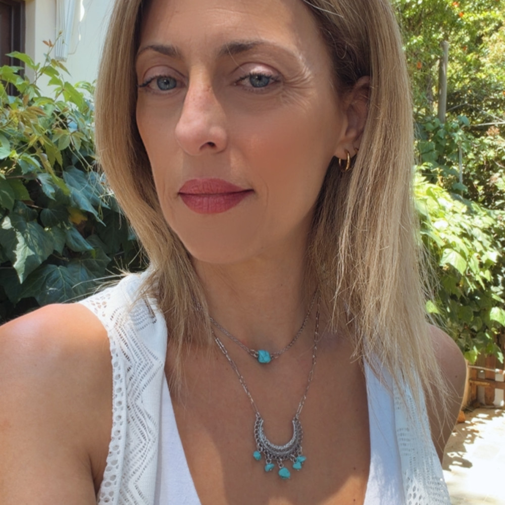 κολιέ με σιέλ χαολίτες και ατσάλινο στοιχείο