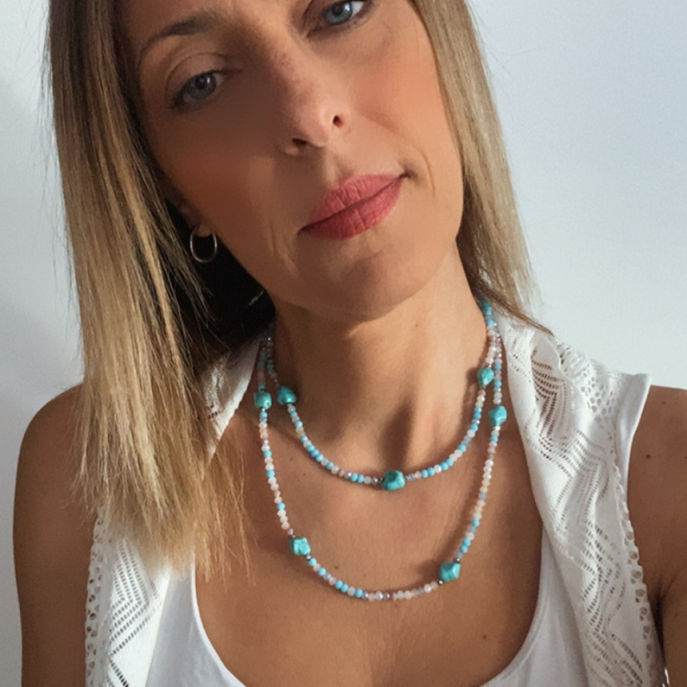 κολιέ turquoise breeze με χαολίτη σε σιελ αποχρώσεις και κρυσταλλάκια σε ατσάλινη αλυσίδα
