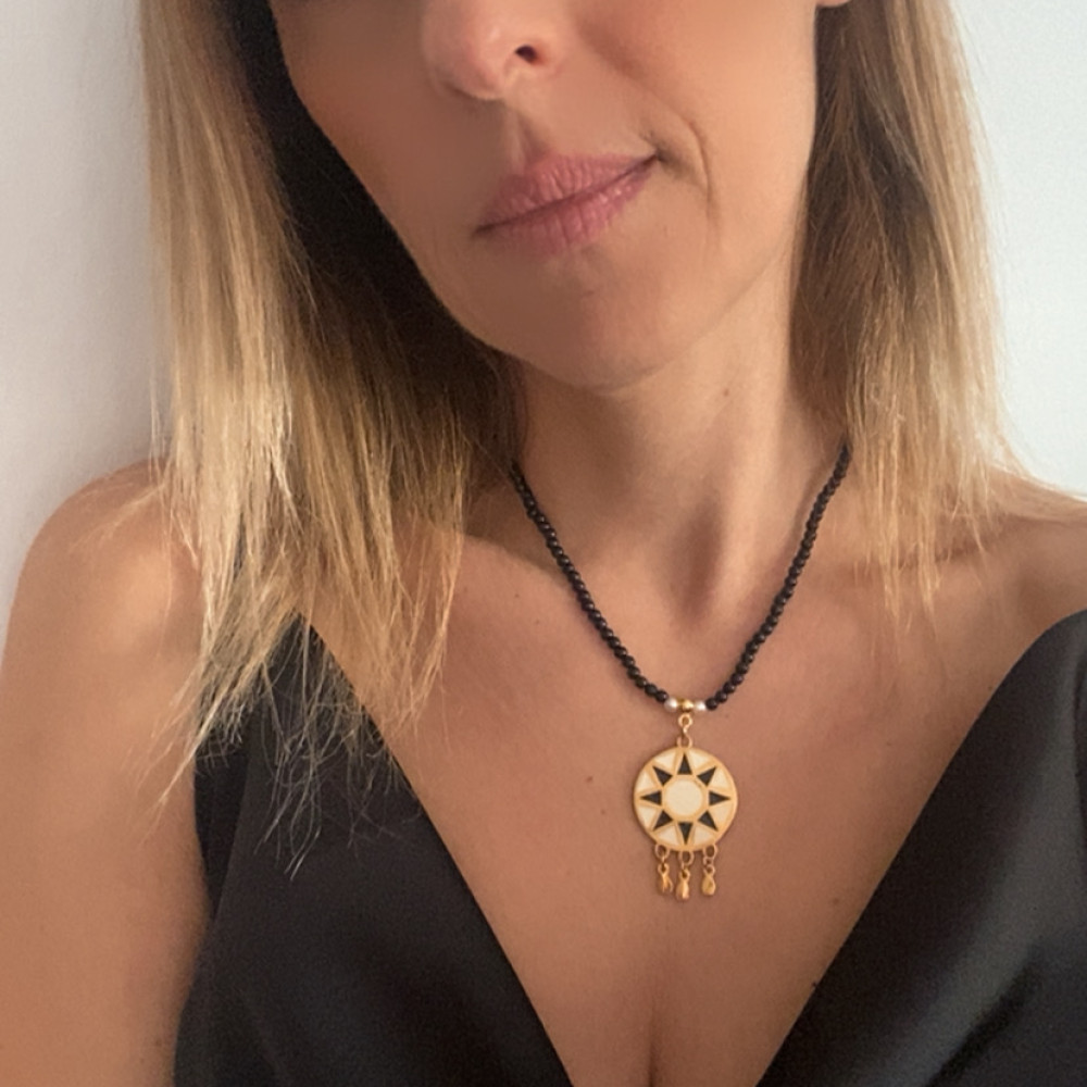 Solar Contrast necklace with black beads and geometric metal element κολιέ solar contrast με μαύρες χάντρες και γεωμετρικό μεταλλικό στοιχείο
