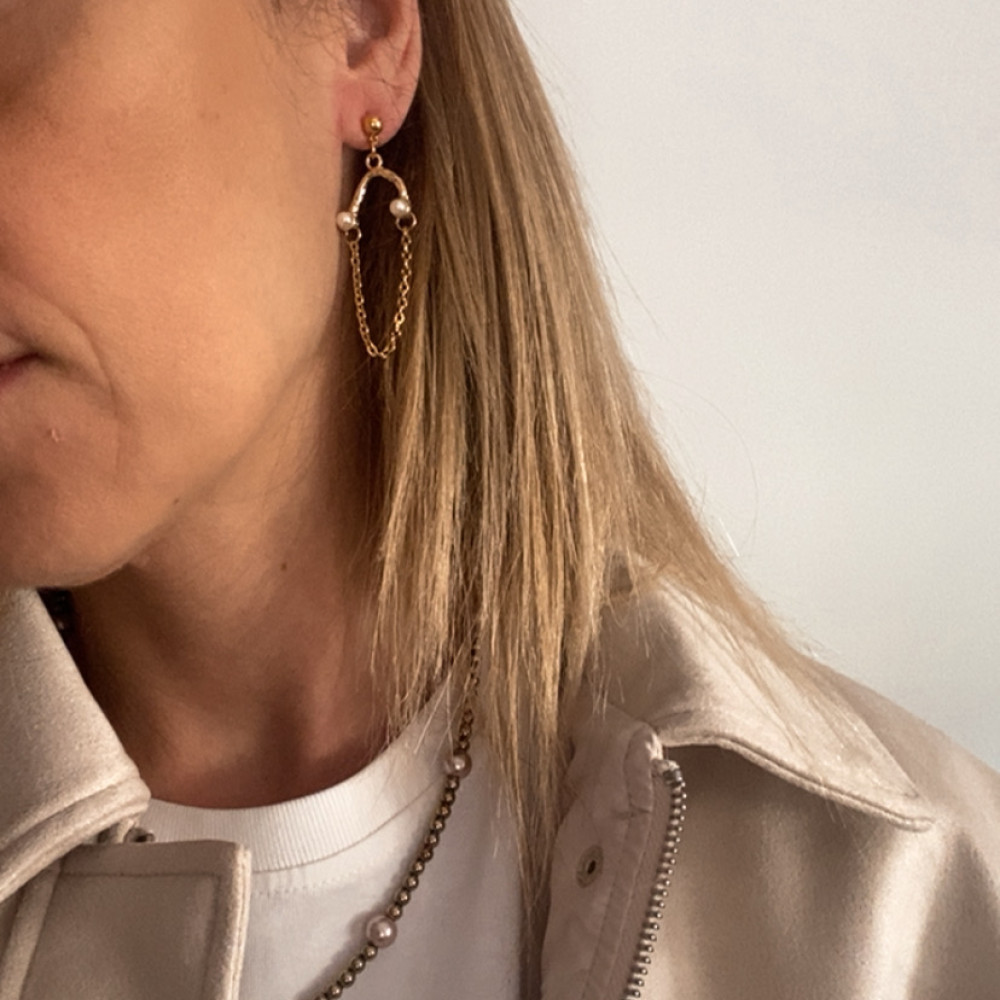 σκουλαρίκια golden pearl flow με πέρλες και χρυσές λεπτομέρειες