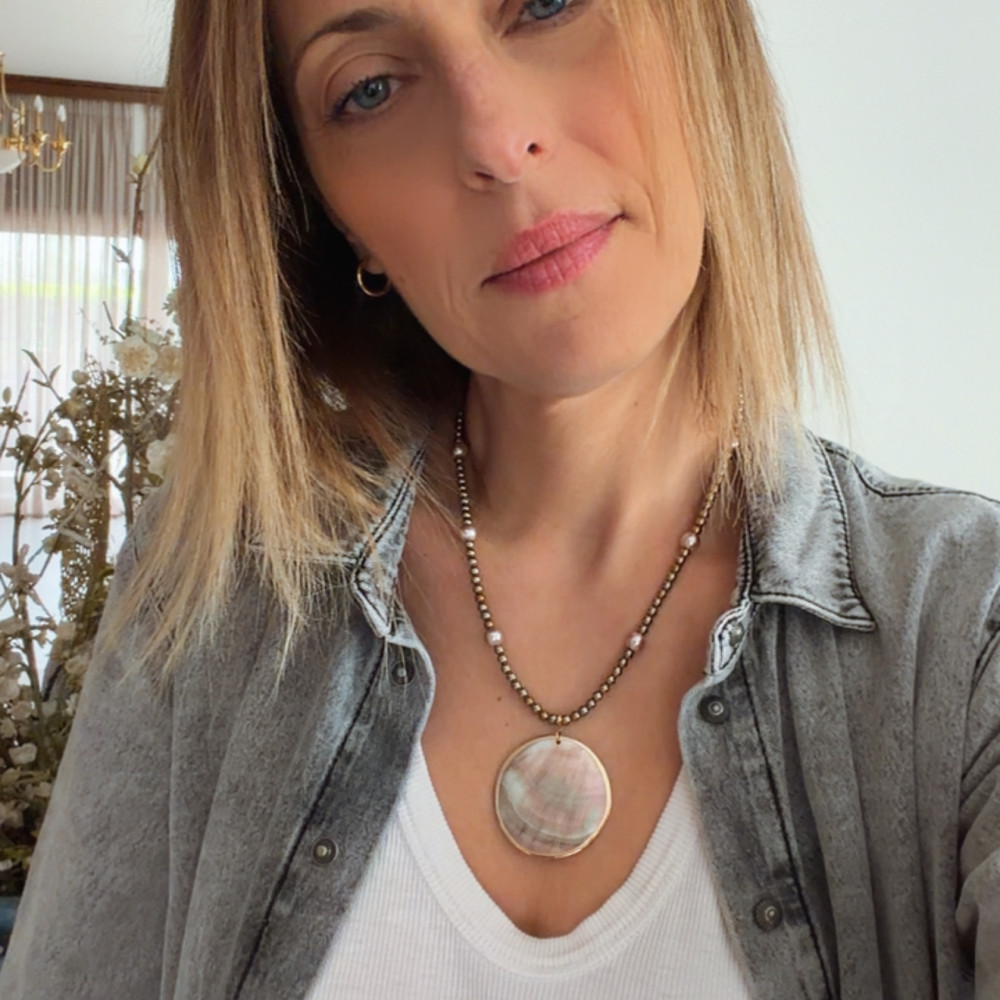 κολιέ sand glow shell με χρυσές χάντρες και μπλε κοχύλι