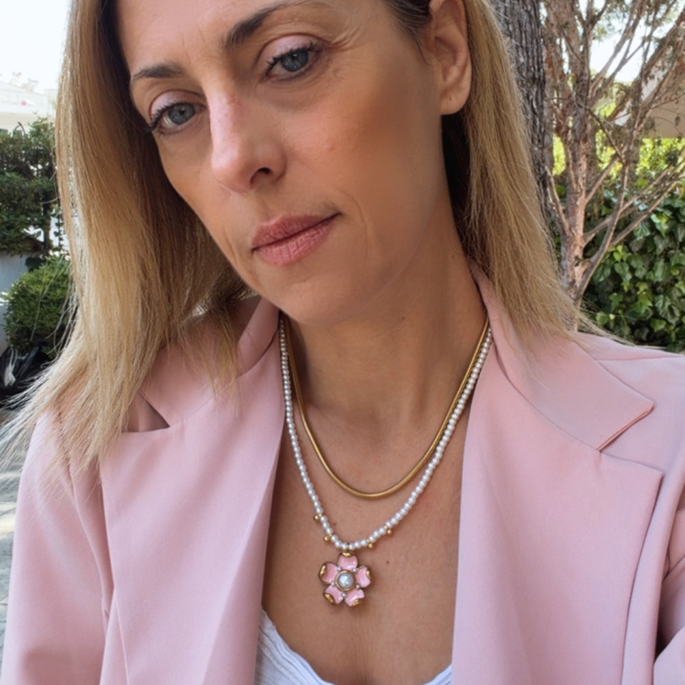 κολιέ με πέρλες και ροζ λουλούδι με σμάλτο