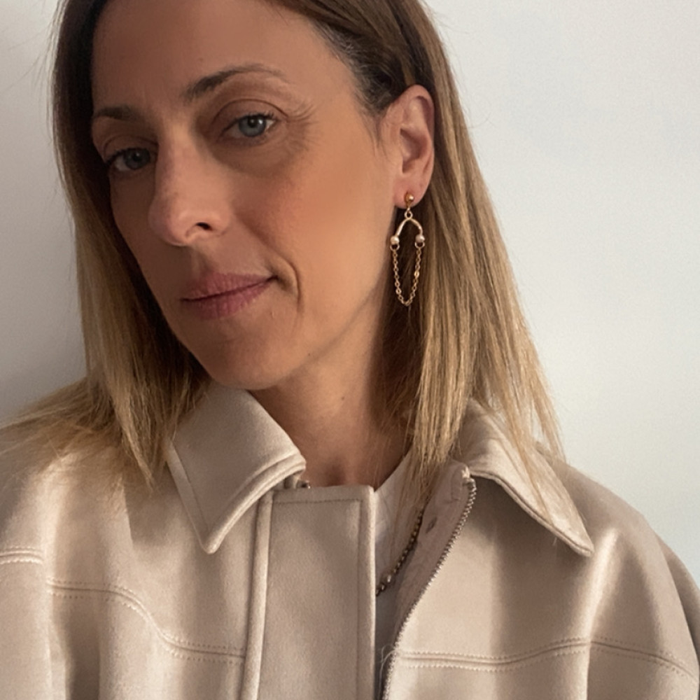 σκουλαρίκια golden pearl flow με πέρλες και χρυσές λεπτομέρειες