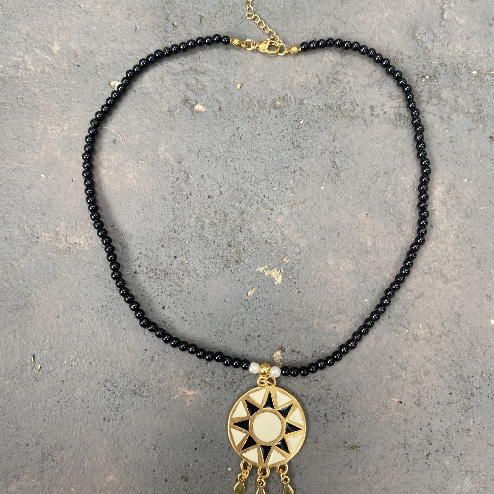 Solar Contrast necklace with black beads and geometric metal element κολιέ solar contrast με μαύρες χάντρες και γεωμετρικό μεταλλικό στοιχείο