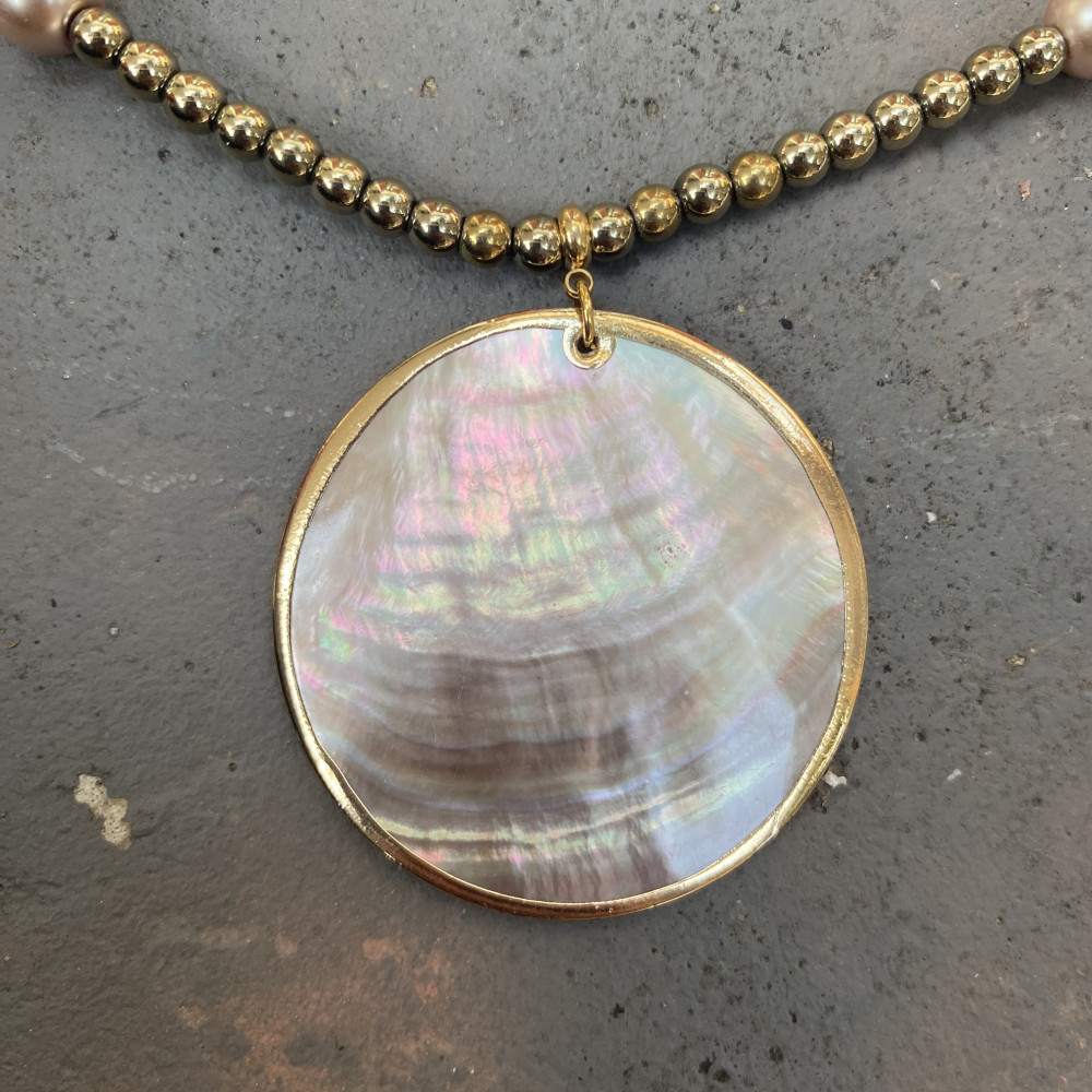 κολιέ sand glow shell με χρυσές χάντρες και μπλε κοχύλι