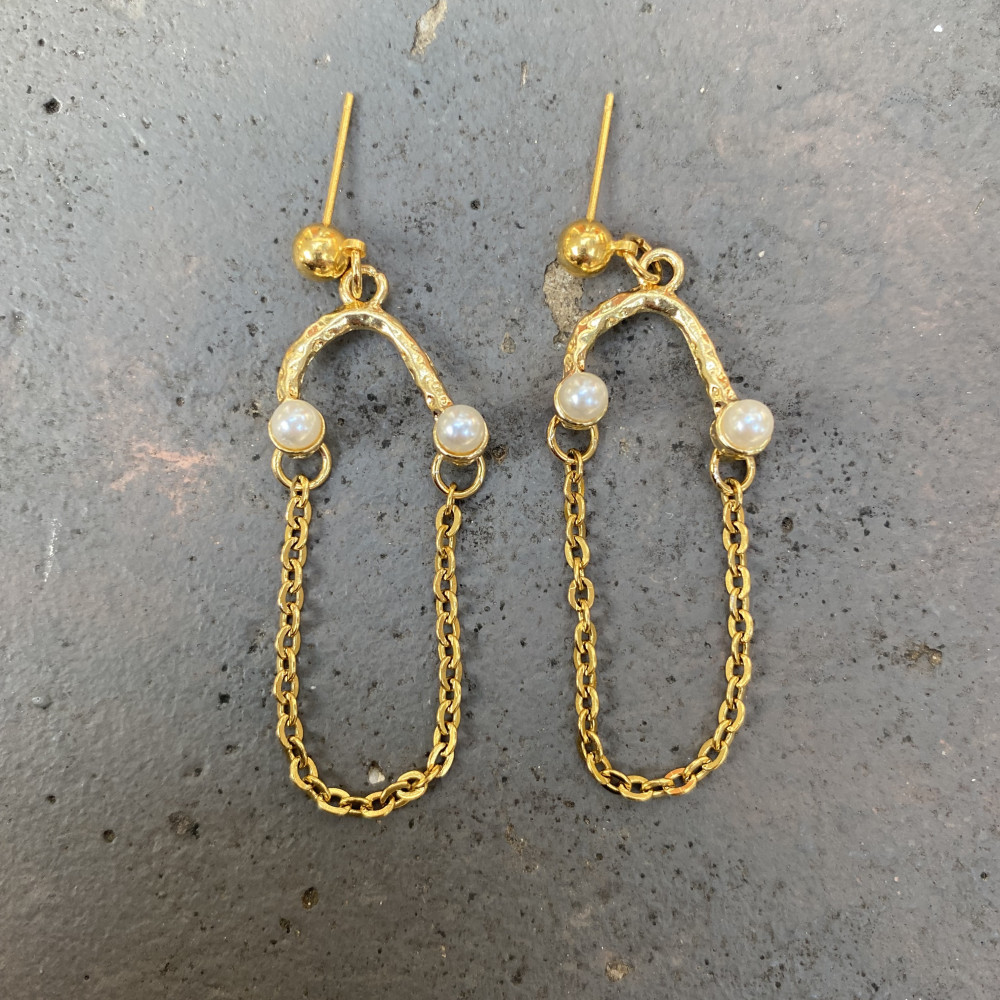 σκουλαρίκια golden pearl flow με πέρλες και χρυσές λεπτομέρειες