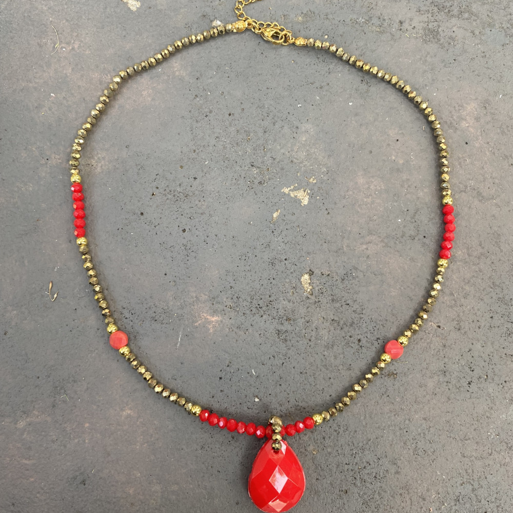 Ruby Fire necklace with red crystals and gold details κολιέ ruby fire με κόκκινα κρύσταλλα και χρυσές λεπτομέρειες