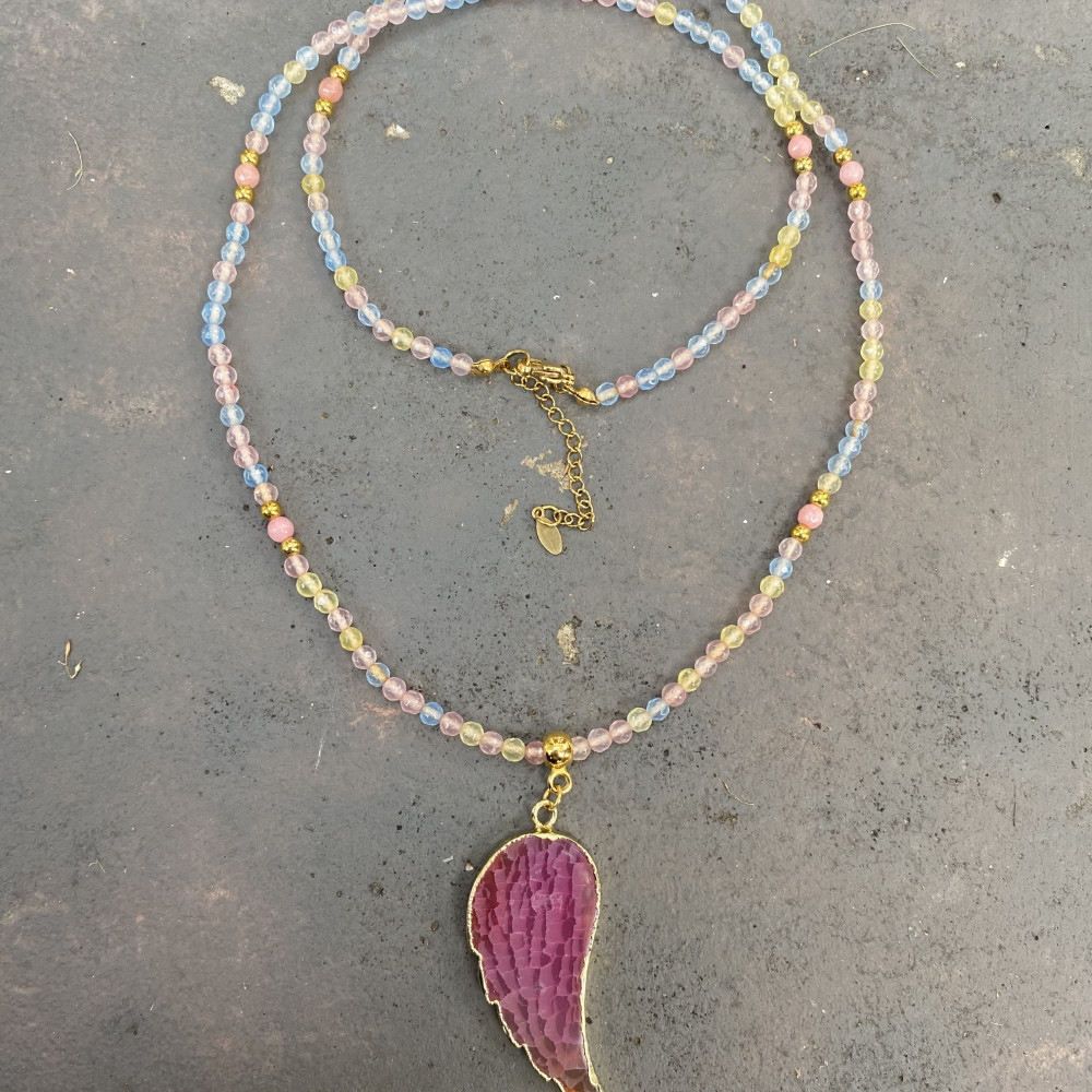 Ethereal Wings necklace with jade beads and feather charm κολιέ ethereal wings με χάντρες νεφρίτη και μοτίφ φτερού