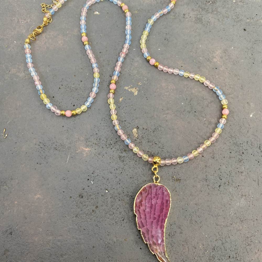 Ethereal Wings necklace with jade beads and feather charm κολιέ ethereal wings με χάντρες νεφρίτη και μοτίφ φτερού