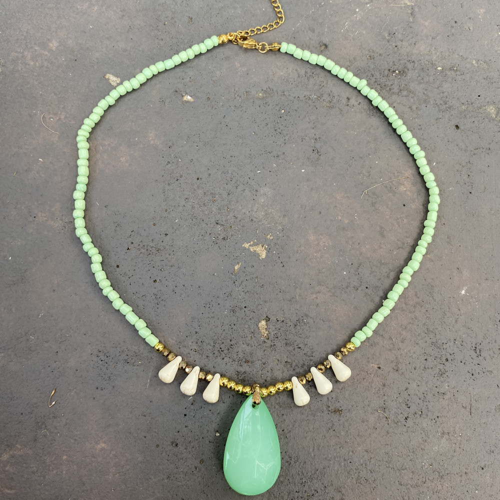κολιέ sage harmony με χαολίτη, γυάλινες χάντρες και χρυσές λεπτομέρειες