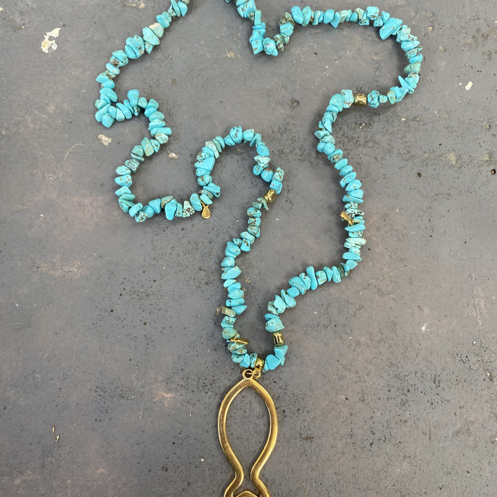 Azure Odyssey necklace with turquoise stones and fish charm κολιέ azure odyssey με πέτρες τυρκουάζ και μενταγιόν ψαριού