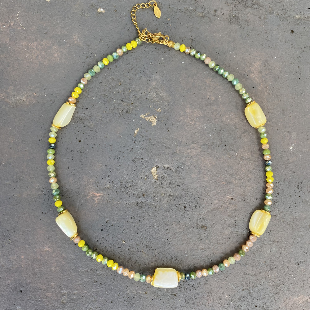 κολιέ sunlit meadow με πράσινα και κίτρινα κρυσταλλάκια και μεταλλικά στοιχεία