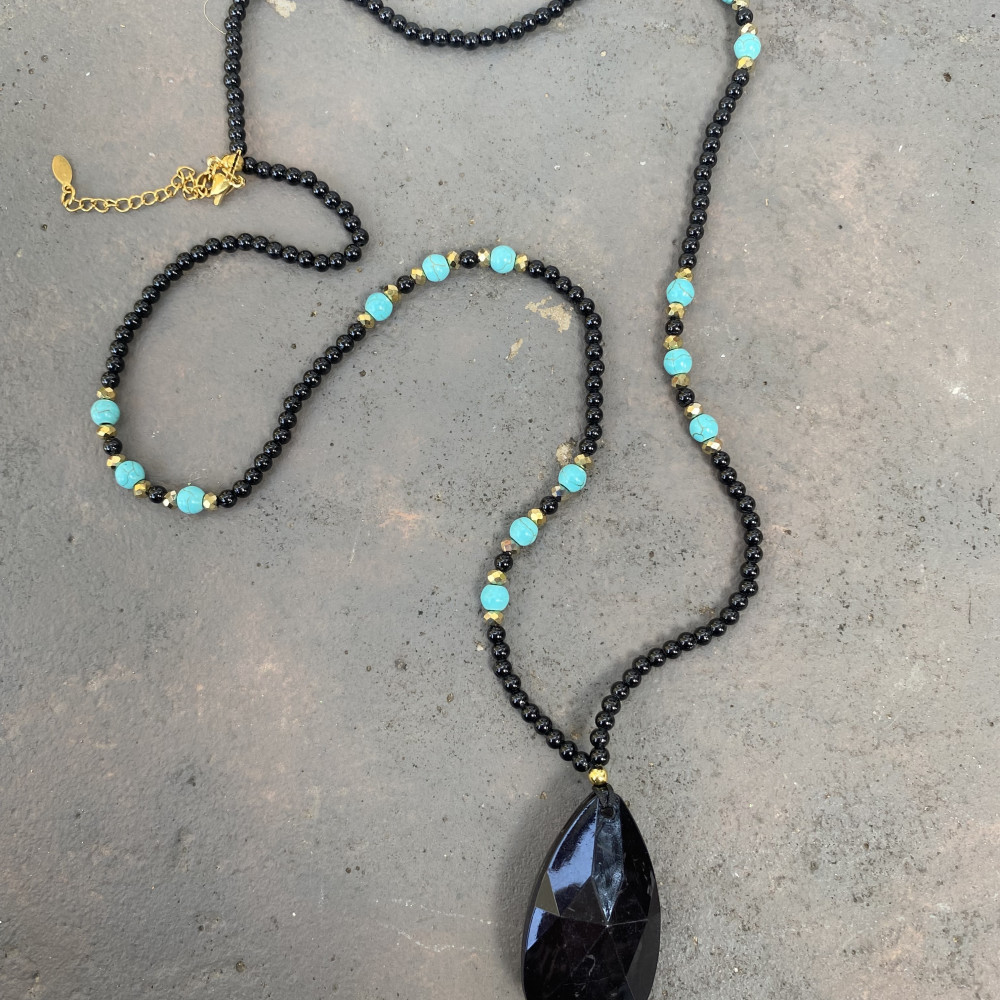 Κολιέ Midnight Serenity – Κομψό χειροποίητο κόσμημα με μαύρο και χρυσό συνδυασμό