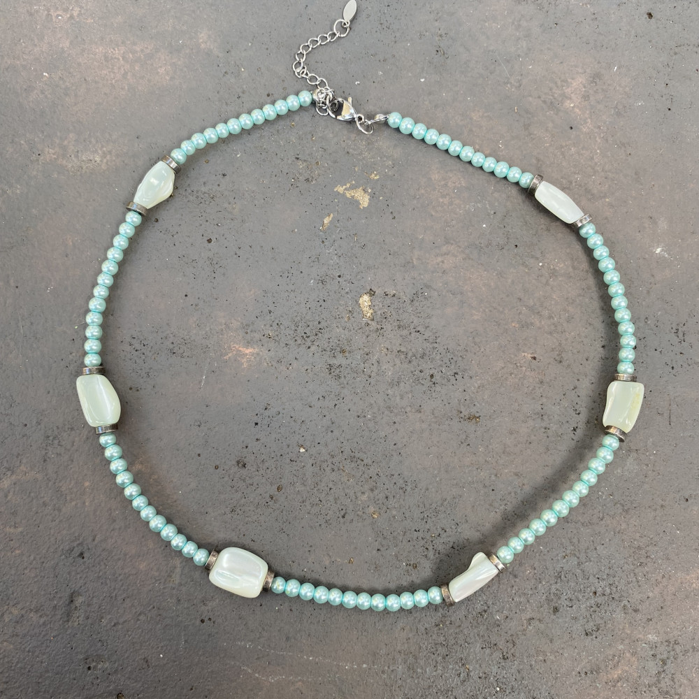 Κολιέ με ημιπολύτιμες χάντρες κοχύλι και μεταλλικές ροδέλες