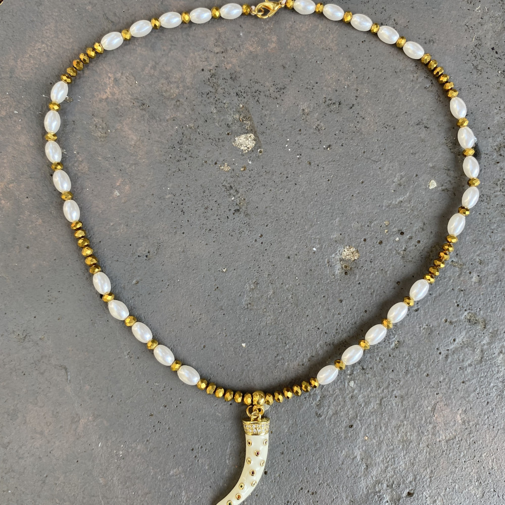 Κολιέ με διακοσμητικές λευκές πέρλες