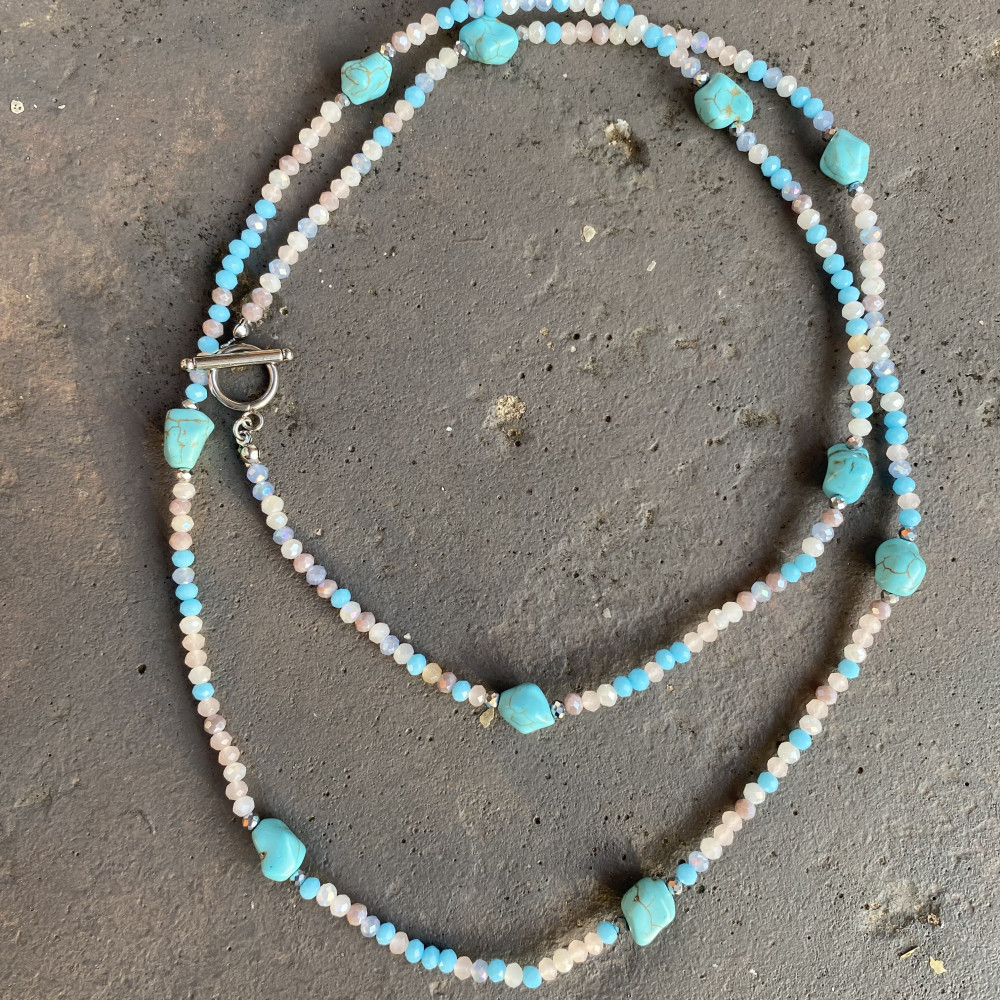 κολιέ turquoise breeze με χαολίτη σε σιελ αποχρώσεις και κρυσταλλάκια σε ατσάλινη αλυσίδα