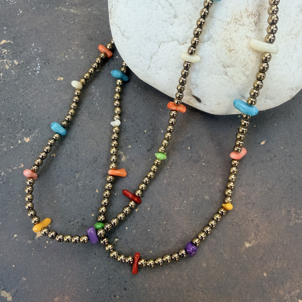 κολιέ με χρυσούς αιματίτες και πολύχρωμα chips 42εκ