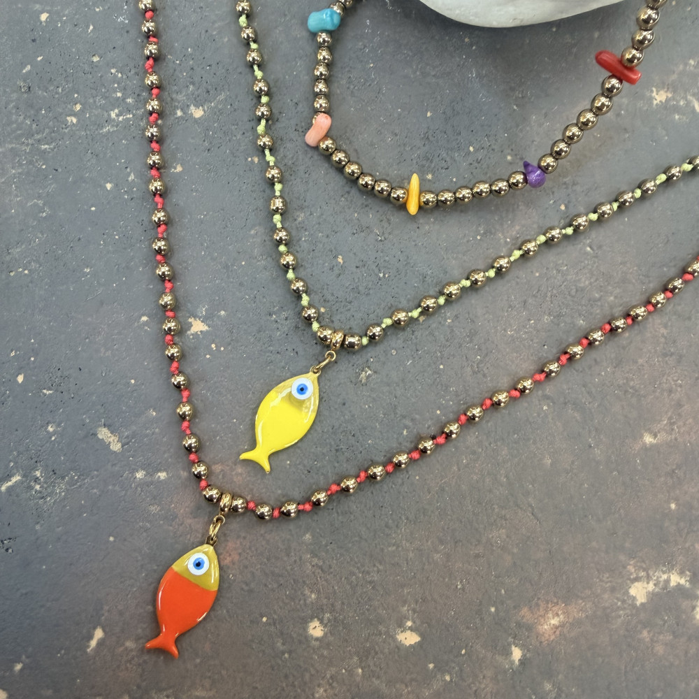 Κολιέ με Χρυσούς Αιματίτες και Ψάρι με Σμάλτο κολιέ με αιματίτες και ψάρι με σμάλτο πολύχρωμο