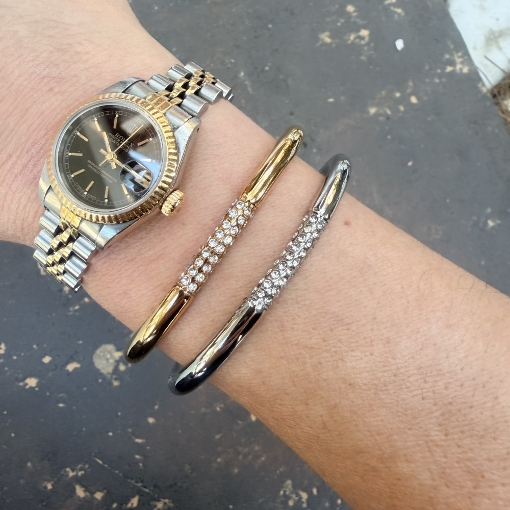 Ατσάλινο Βραχιόλι Cuff με Στρας Ασημί ή Χρυσό Γυναικείο Βραχιόλι με Διακριτική Λάμψη για Καθημερινό Στυλ