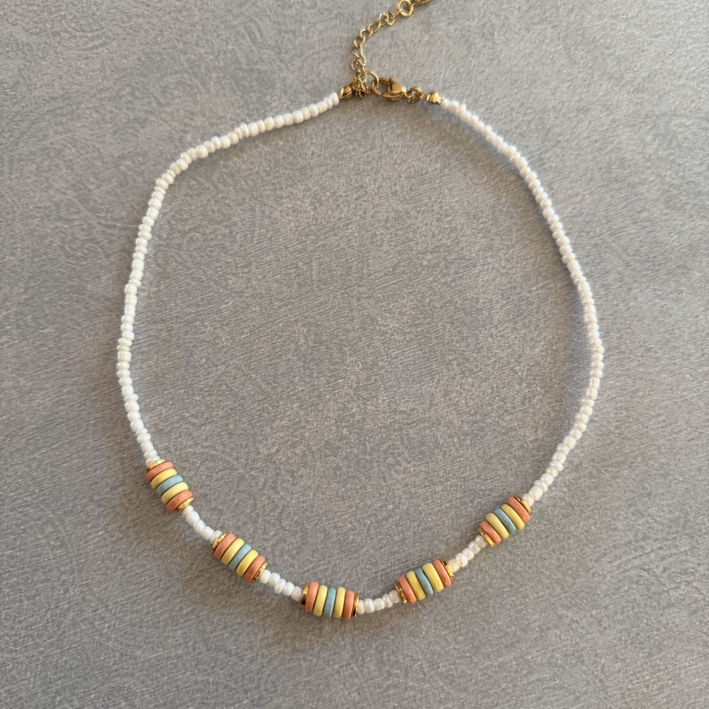 κολιέ με λευκές χάντρες και πολύχρωμες κεραμικές ροδέλες