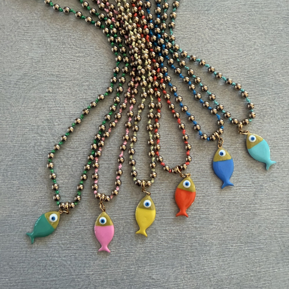 Κολιέ με Χρυσούς Αιματίτες και Ψάρι με Σμάλτο κολιέ με αιματίτες και ψάρι με σμάλτο πολύχρωμο