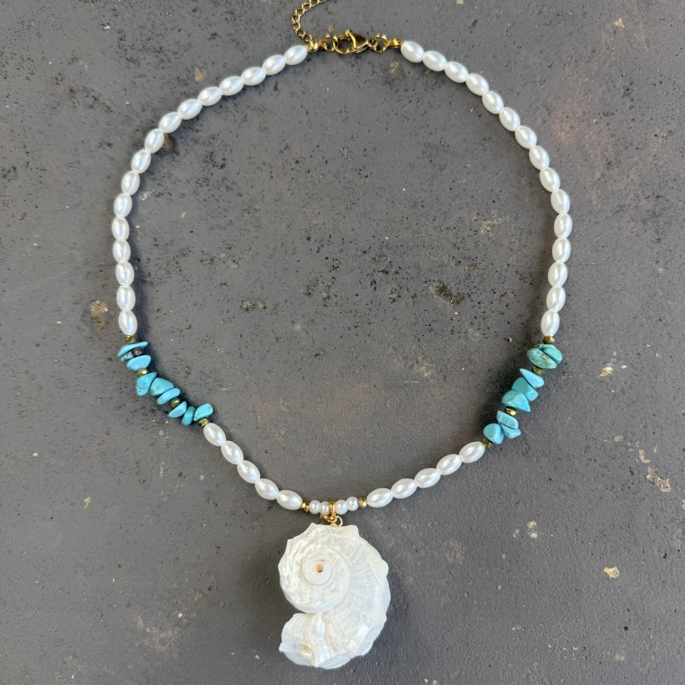 Necklace Selena με Φυσικό Κοχύλι κολιέ με φυσικό κοχύλι λευκές πέρλες και χαολίτες
