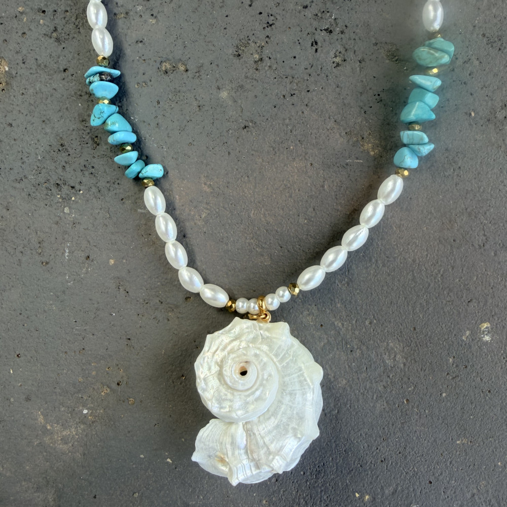 Necklace Selena με Φυσικό Κοχύλι κολιέ με φυσικό κοχύλι λευκές πέρλες και χαολίτες