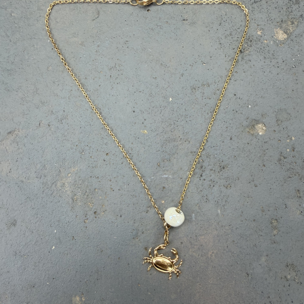 Necklace Coralie με Καβουράκι κολιέ με καβουράκι και μπεζ κεραμική χάντρα