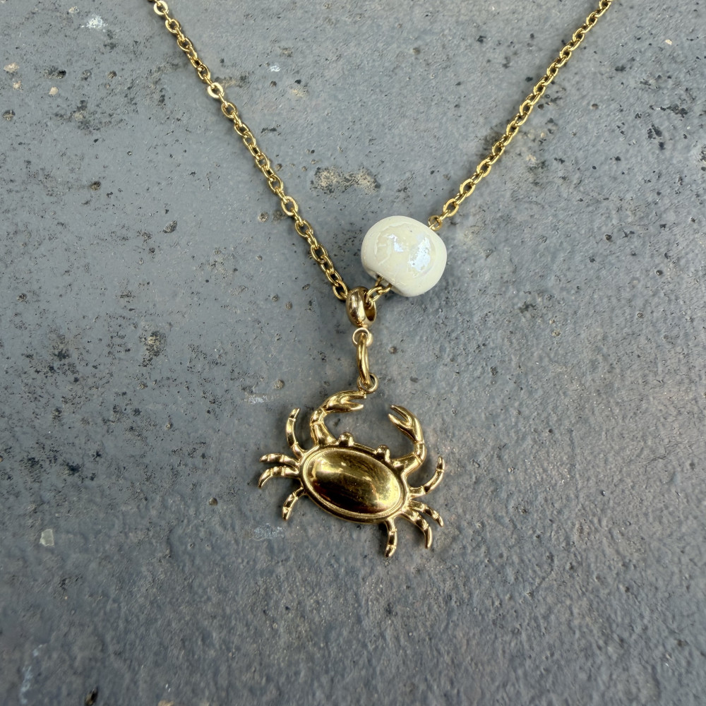 Necklace Coralie με Καβουράκι κολιέ με καβουράκι και μπεζ κεραμική χάντρα