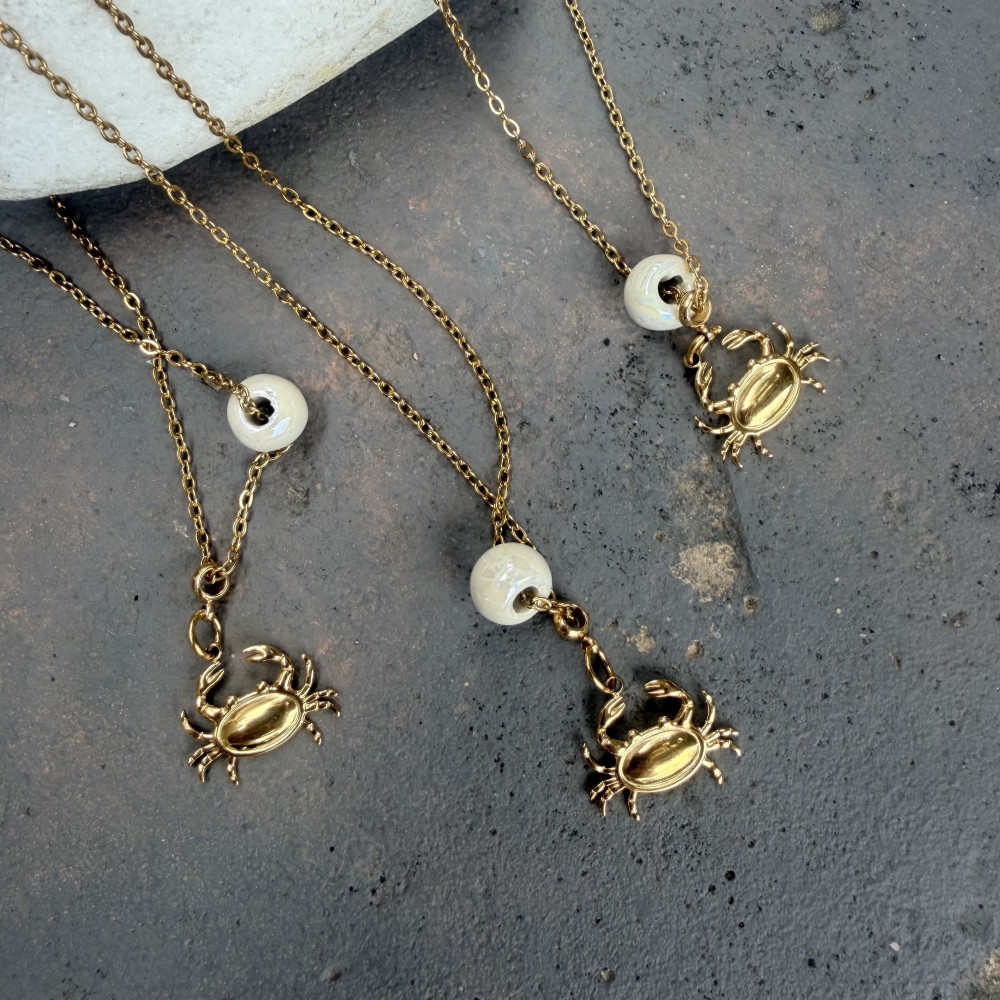 Necklace Coralie με Καβουράκι κολιέ με καβουράκι και μπεζ κεραμική χάντρα