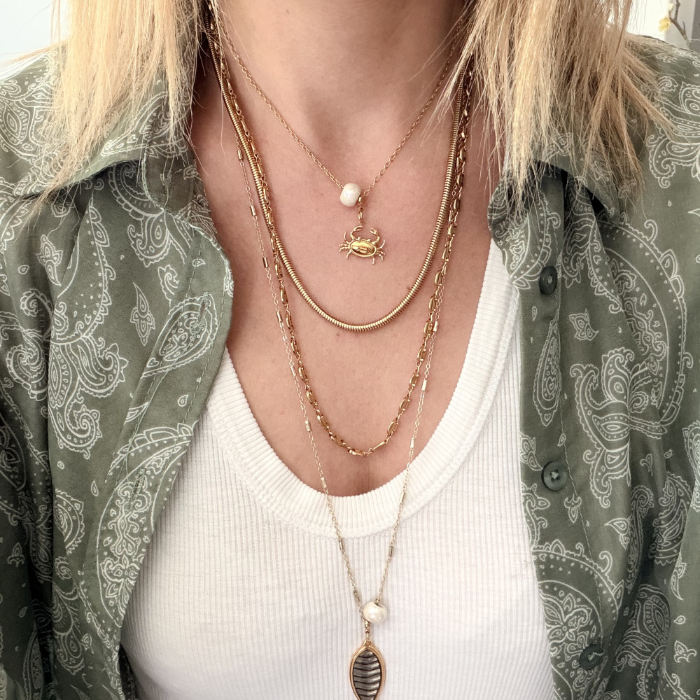 Necklace Coralie με Καβουράκι κολιέ με καβουράκι και μπεζ κεραμική χάντρα