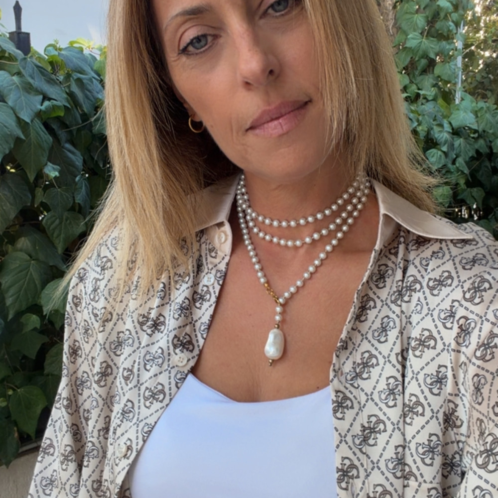 Margo μακρύ γυναικείο κολιέ με γυάλινες πέρλες Margo μακρύ κολιέ με λευκές γυάλινες πέρλες 110 εκ.