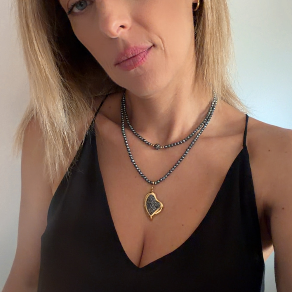 Celeste Necklace – Κολιέ με αιματίτες και στρας Celeste Necklace κολιέ με αιματίτες και κεντρική χάντρα με στρας