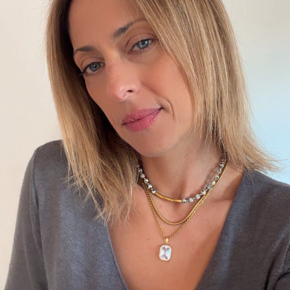 Crystal Muse χρυσό ατσάλινο κολιέ με ορθογώνιο διάφανο ζιργκόν και μικρά ζιργκόν περιμετρικά