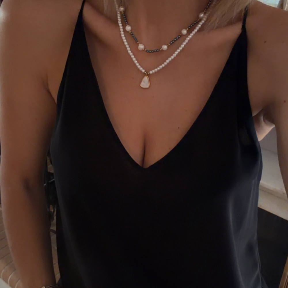 Alba Necklace – Κολιέ με γυάλινες πέρλες και οπάλιο Alba Necklace κολιέ με λευκές γυάλινες πέρλες και οπάλιο