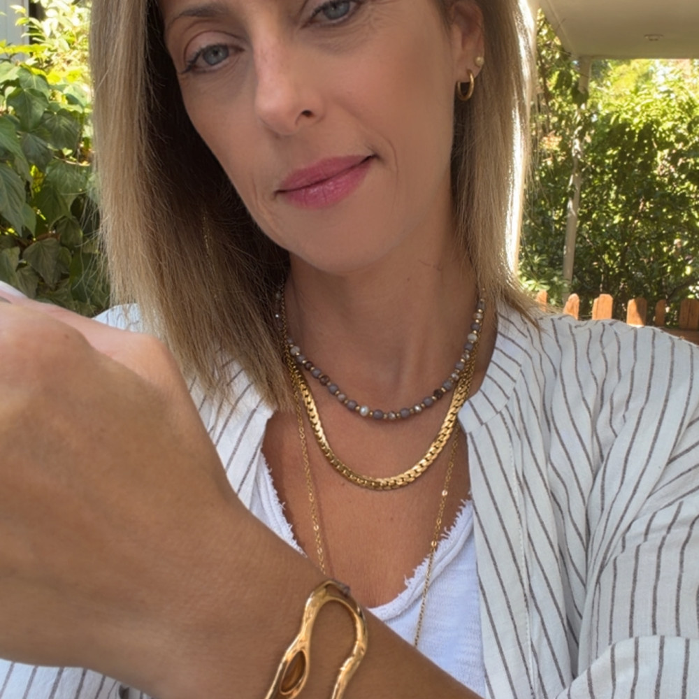 Zoya Bracelet – Χρυσό αυξομειούμενο βραχιόλι μακραμέ Zoya Bracelet αυξομειούμενο χρυσό βραχιόλι με καφέ κορδόνι μακραμέ