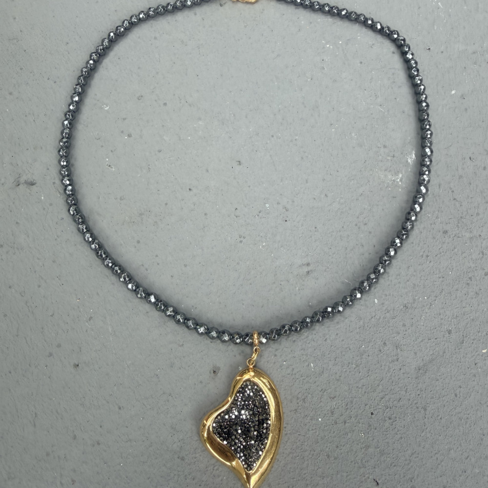 Vesper Necklace κολιέ με αιματίτες και ατσάλινη χρυσή καρδιά με στρας