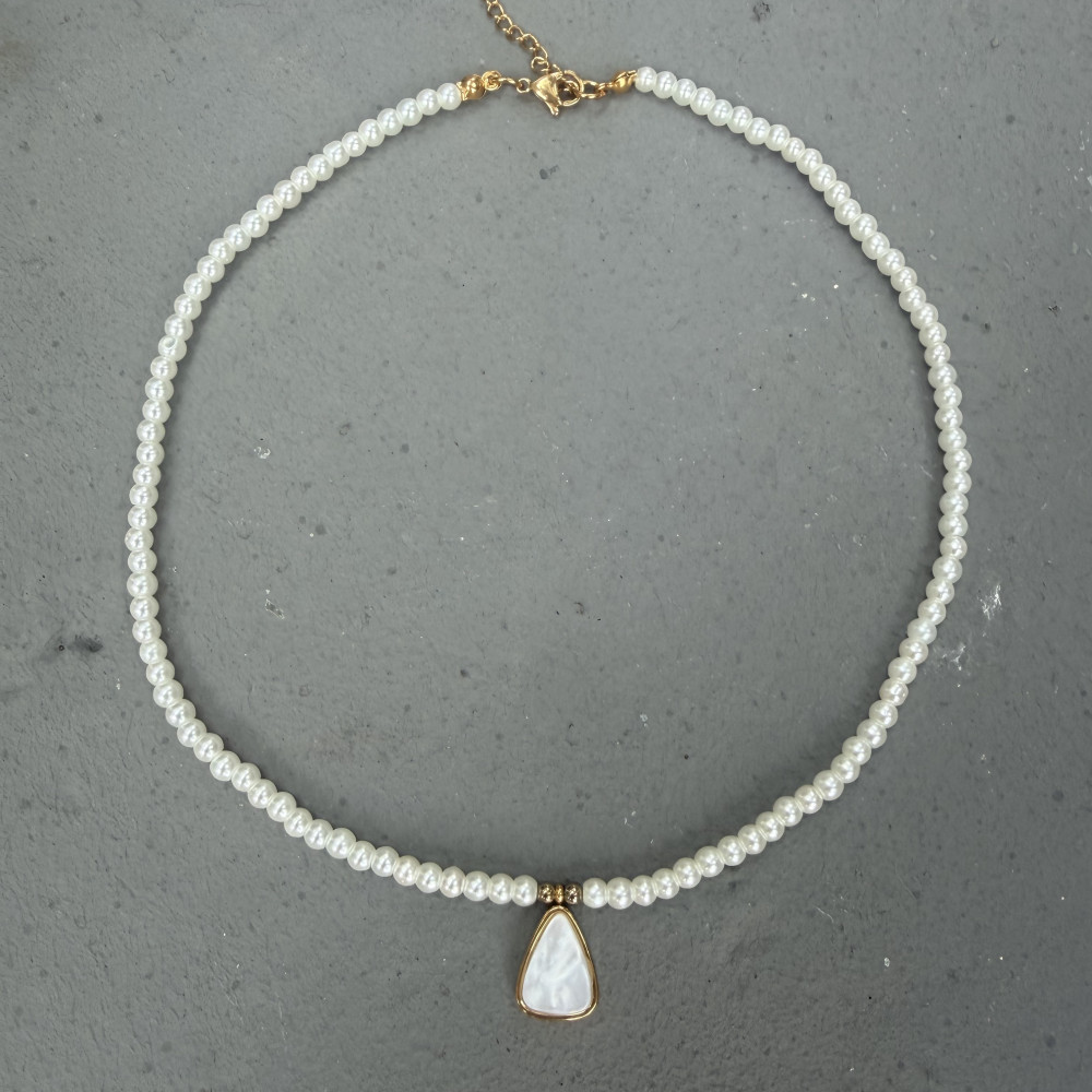 Alba Necklace – Κολιέ με γυάλινες πέρλες και οπάλιο Alba Necklace κολιέ με λευκές γυάλινες πέρλες και οπάλιο