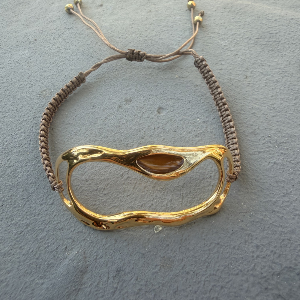 Zoya Bracelet – Χρυσό αυξομειούμενο βραχιόλι μακραμέ Zoya Bracelet αυξομειούμενο χρυσό βραχιόλι με καφέ κορδόνι μακραμέ