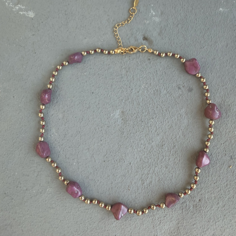 Dalia Necklace – Κολιέ με μωβ χαολίτη και αιματίτη Dalia Necklace μωβ κολιέ με χαολίτη και χρυσούς αιματίτες