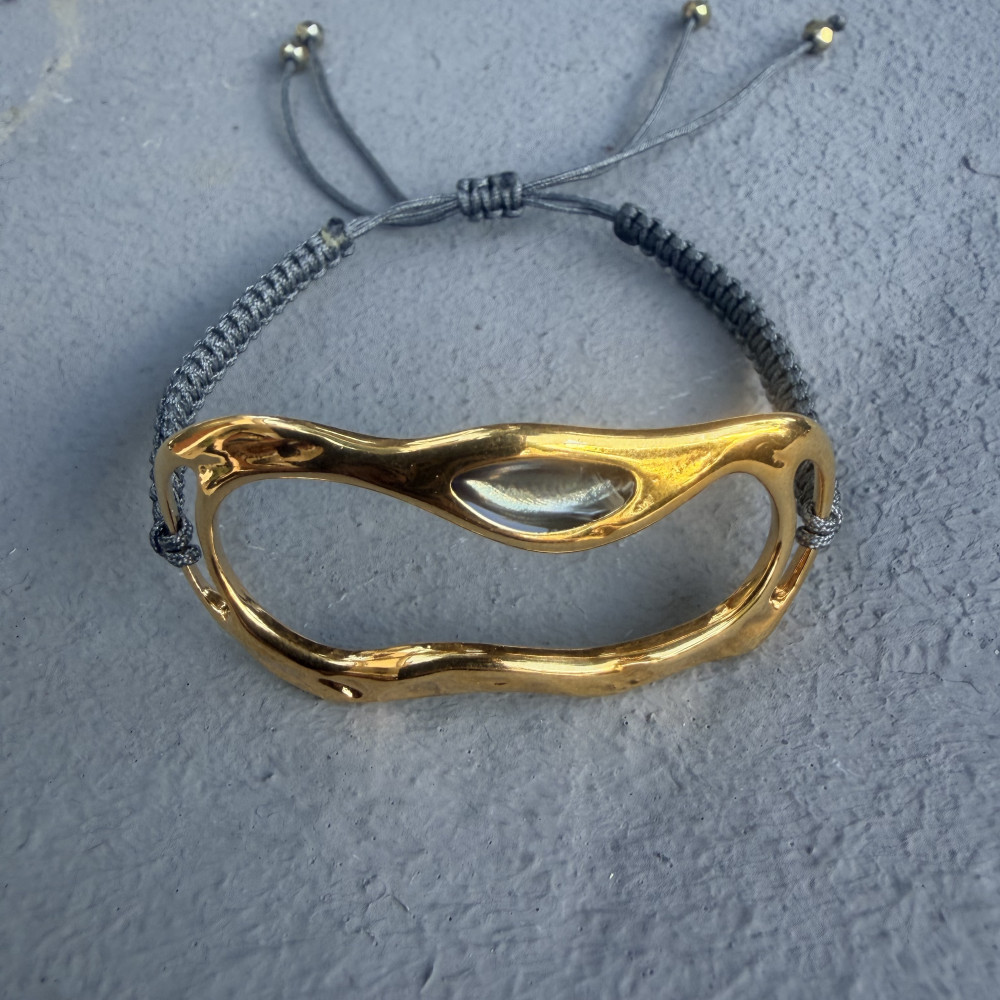Elva Bracelet – Αυξομειούμενο μακραμέ βραχιόλι Elva Bracelet χρυσό μακραμέ βραχιόλι με γκρι κορδόνι