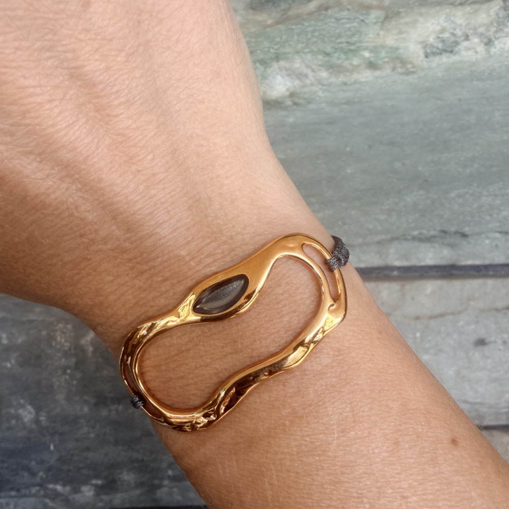 Elva Bracelet – Αυξομειούμενο μακραμέ βραχιόλι Elva Bracelet χρυσό μακραμέ βραχιόλι με γκρι κορδόνι