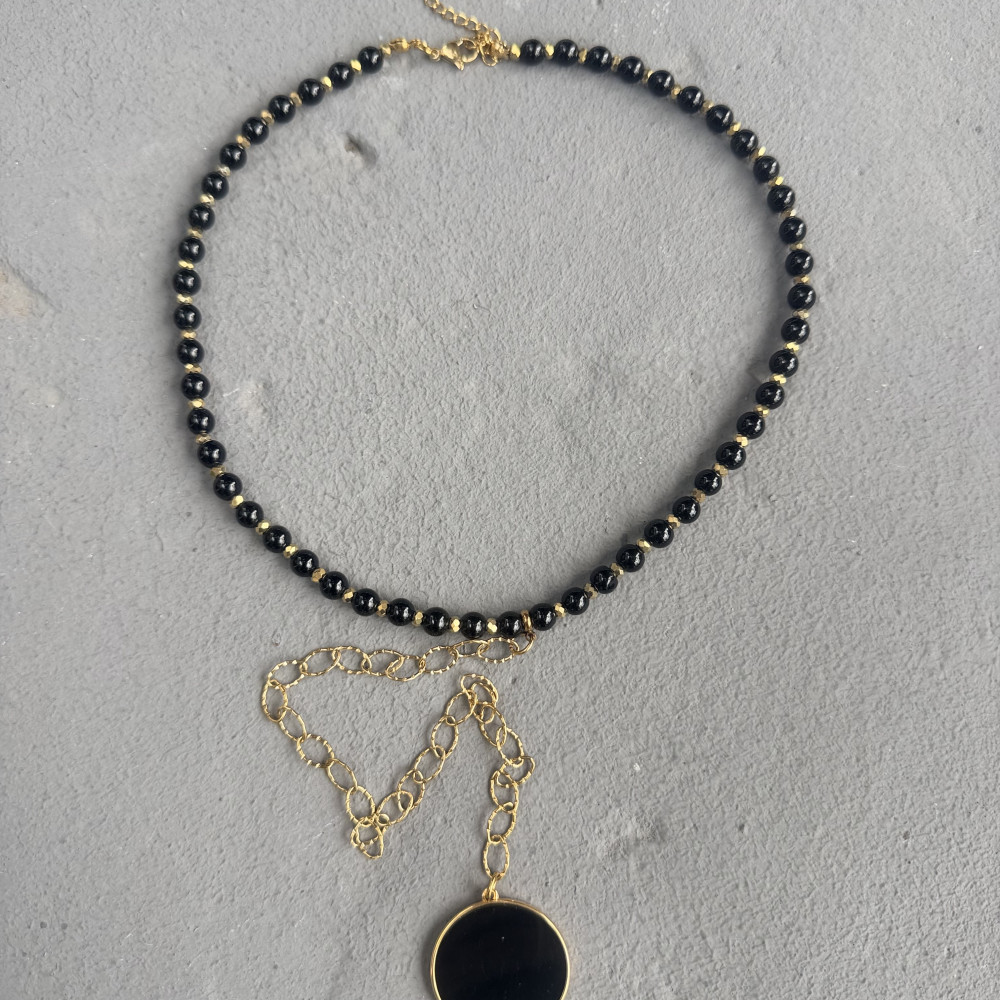 Sabine Necklace – Κολιέ με μαύρες πέρλες και μακριά αλυσίδα Sabine Necklace μαύρο κολιέ με γυάλινες πέρλες και κρεμαστό στοιχείο
