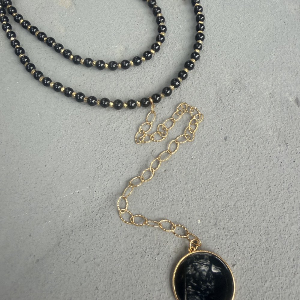 Sabine Necklace – Κολιέ με μαύρες πέρλες και μακριά αλυσίδα Sabine Necklace μαύρο κολιέ με γυάλινες πέρλες και κρεμαστό στοιχείο