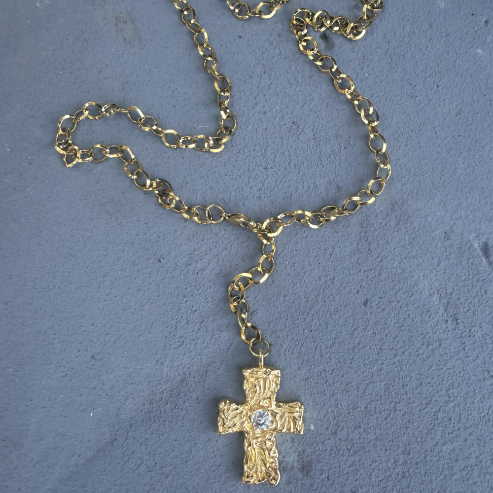 Aurelia Cross μακρύ χρυσό ατσάλινο κολιέ με ανάγλυφο σταυρό 4 εκ. και διάφανο ζιργκόν
