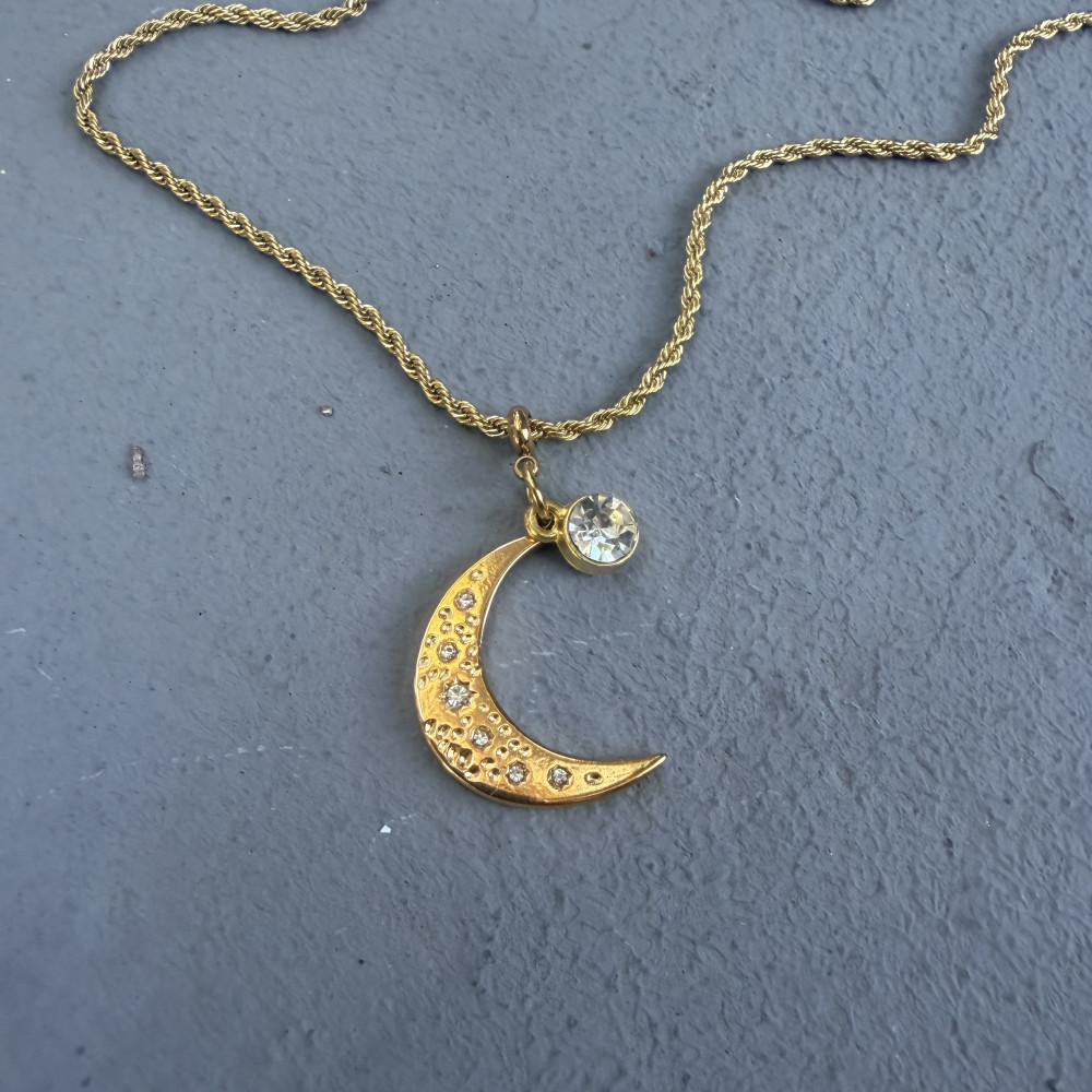 Lunar Charm χρυσό ατσάλινο κολιέ με φεγγάρι 3 εκ., διάφανα ζιργκόν και στριφτή αλυσίδα